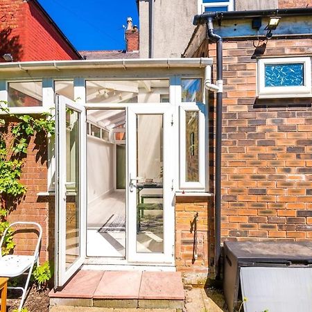 Large 4 Bedroom Home With Free Parking Near Mediacityuk Manchester Zewnętrze zdjęcie