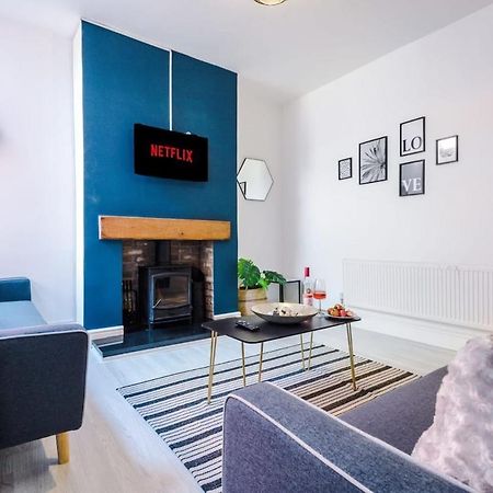 Large 4 Bedroom Home With Free Parking Near Mediacityuk Manchester Zewnętrze zdjęcie
