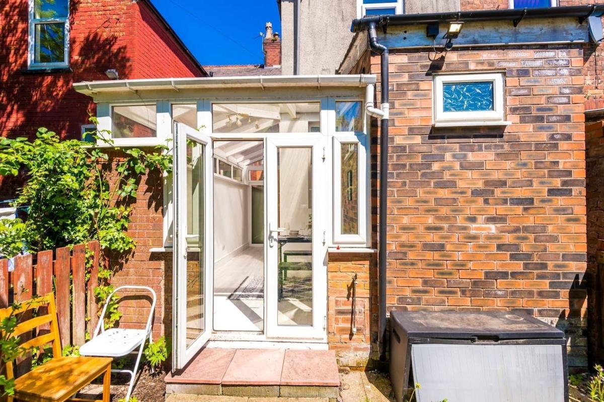 Large 4 Bedroom Home With Free Parking Near Mediacityuk Manchester Zewnętrze zdjęcie