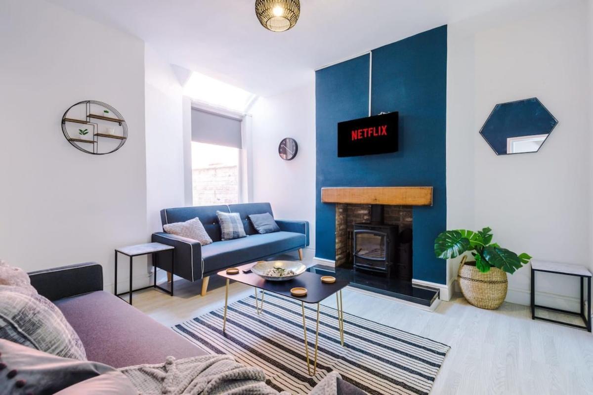 Large 4 Bedroom Home With Free Parking Near Mediacityuk Manchester Zewnętrze zdjęcie