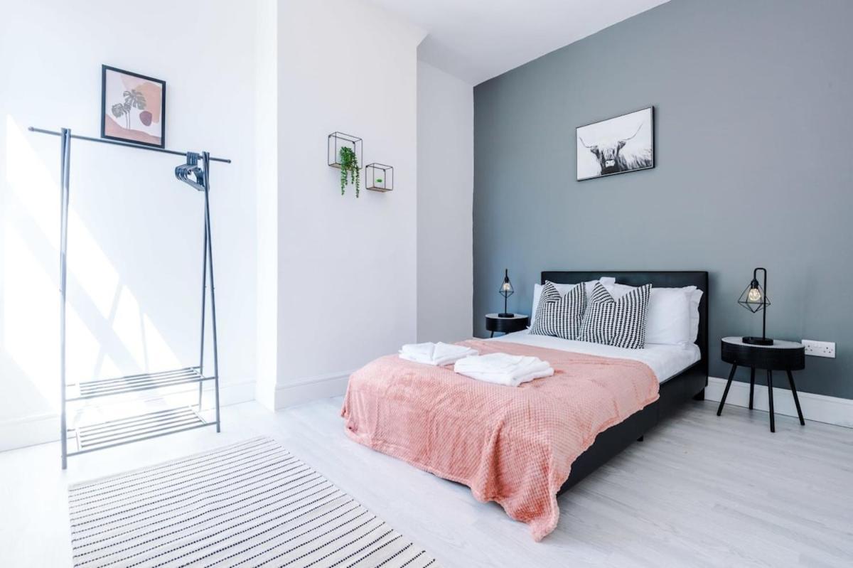 Large 4 Bedroom Home With Free Parking Near Mediacityuk Manchester Zewnętrze zdjęcie