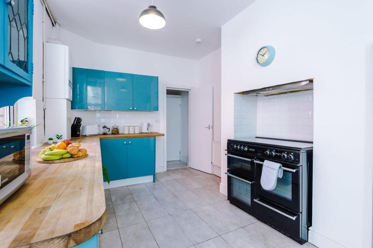 Large 4 Bedroom Home With Free Parking Near Mediacityuk Manchester Zewnętrze zdjęcie