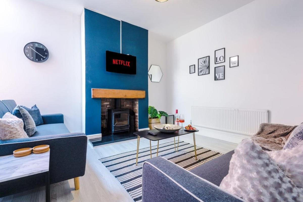 Large 4 Bedroom Home With Free Parking Near Mediacityuk Manchester Zewnętrze zdjęcie