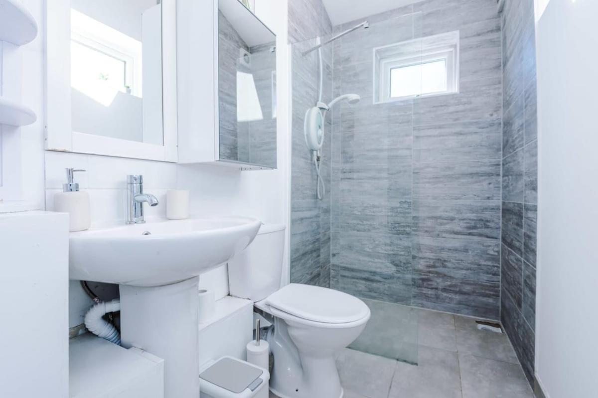 Large 4 Bedroom Home With Free Parking Near Mediacityuk Manchester Zewnętrze zdjęcie