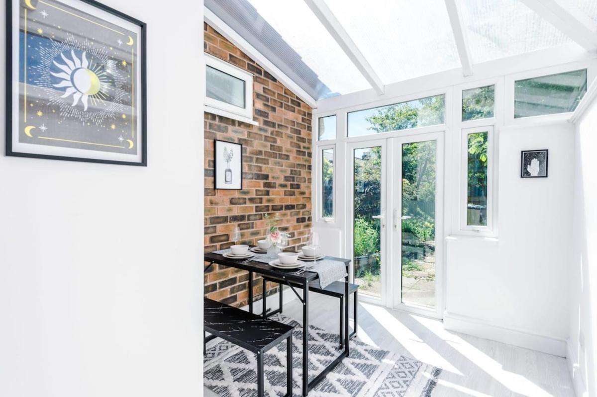 Large 4 Bedroom Home With Free Parking Near Mediacityuk Manchester Zewnętrze zdjęcie