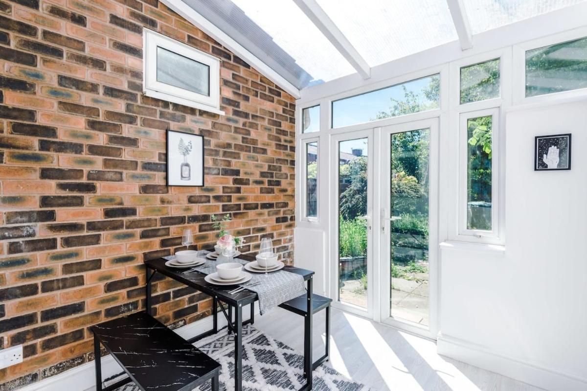 Large 4 Bedroom Home With Free Parking Near Mediacityuk Manchester Zewnętrze zdjęcie