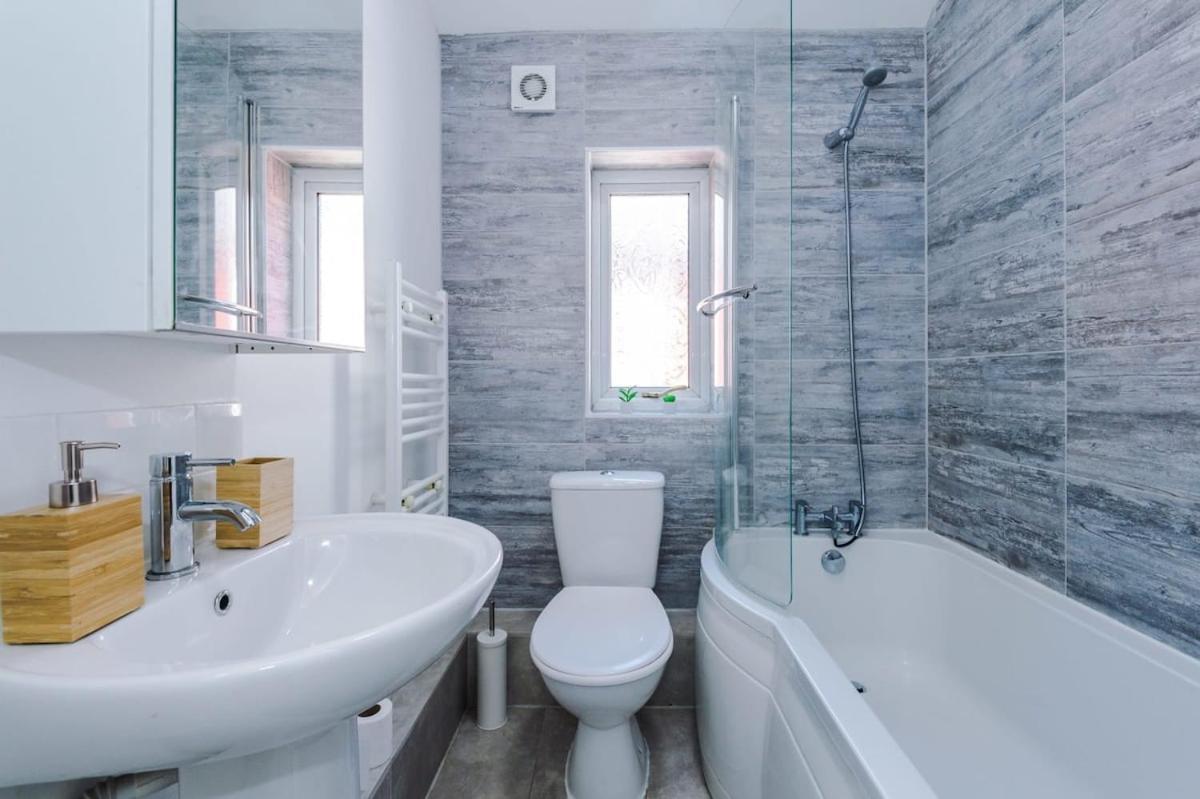 Large 4 Bedroom Home With Free Parking Near Mediacityuk Manchester Zewnętrze zdjęcie